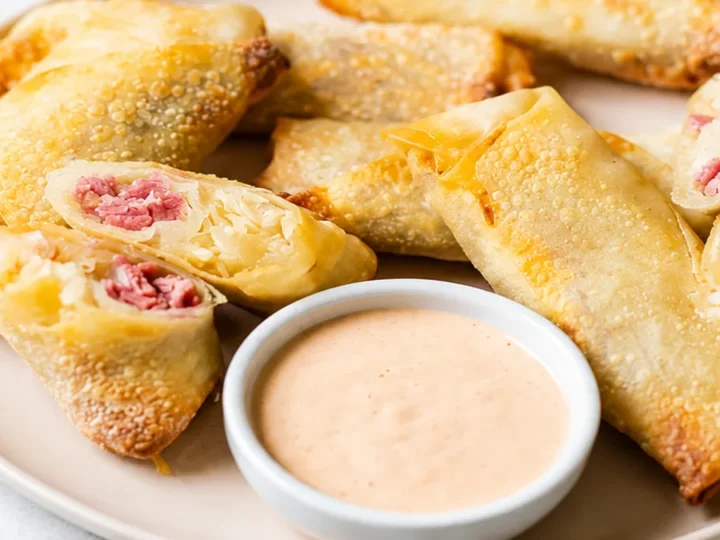 Egg Rolls Reuben au Pastrami Croustillants!